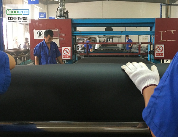 工人生产不干胶橡塑保温板